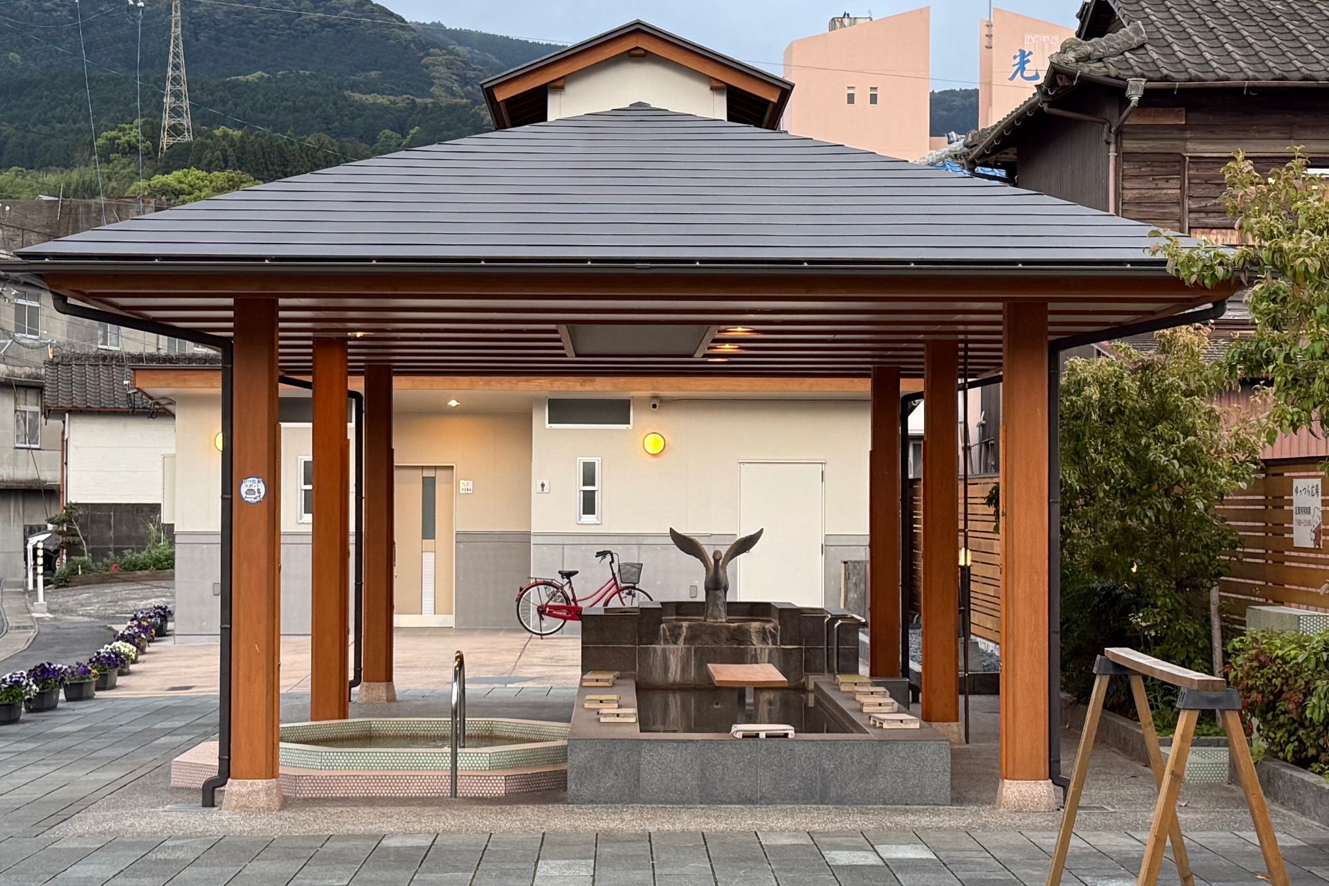 湯っつら広場